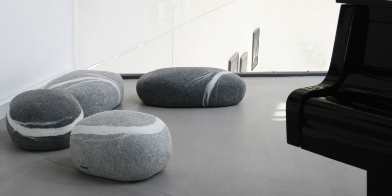 Elegantní stoličky ve tvaru přírodního kamene přidají domácnosti na luxusu