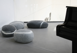 Elegantní stoličky ve tvaru přírodního kamene přidají domácnosti na luxusu